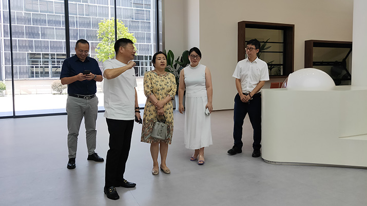 中国建筑装饰协会材料应用分会秘书长梁宏瑀莅临欧大师参观考察